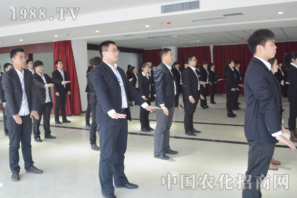以團結協作謀未來,用全力以赴創輝煌